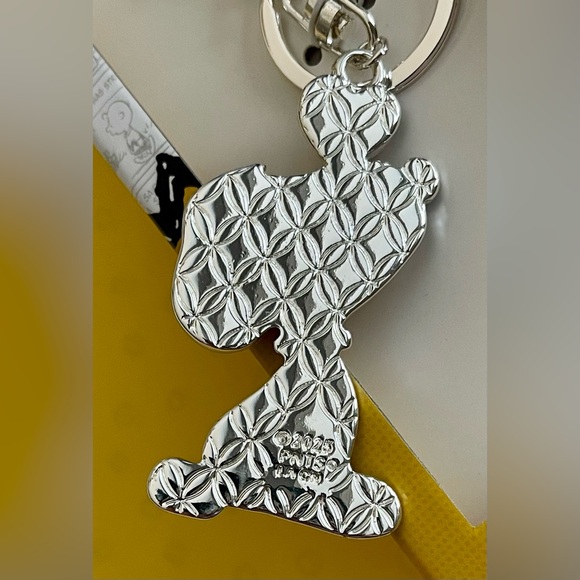 PEANUTS Snoopy Clip on Bag Charm with Heart ❤️ Silver New - Picture 5 of 6